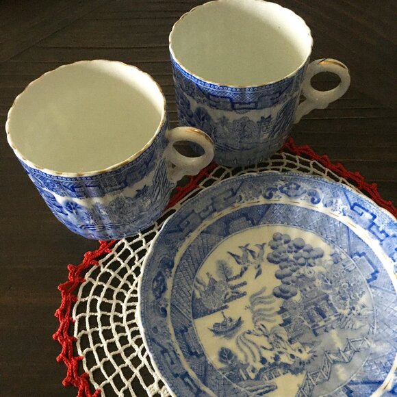 Royal Sutherland England Two Delft Blue Porcelain Cups and Biscuit Plate - Picture 2 of 14